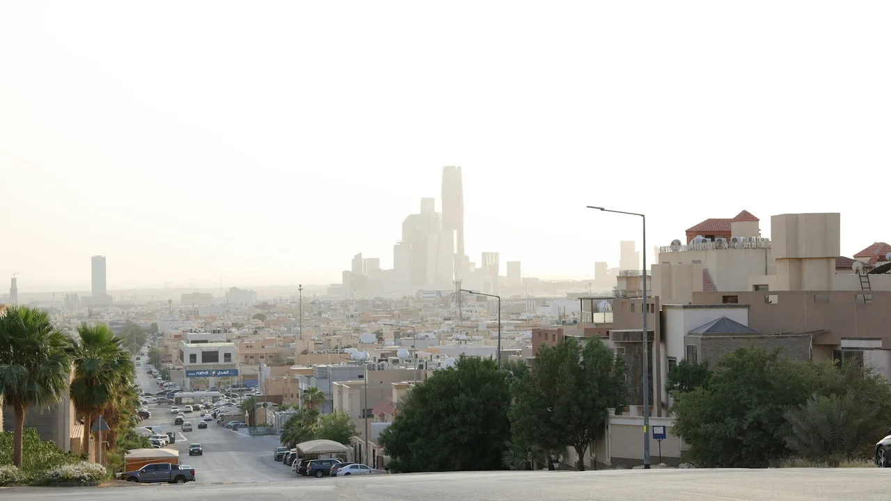 مشهد حضري مع نخيل ومبانٍ معاصرة — صورة توضيحية
